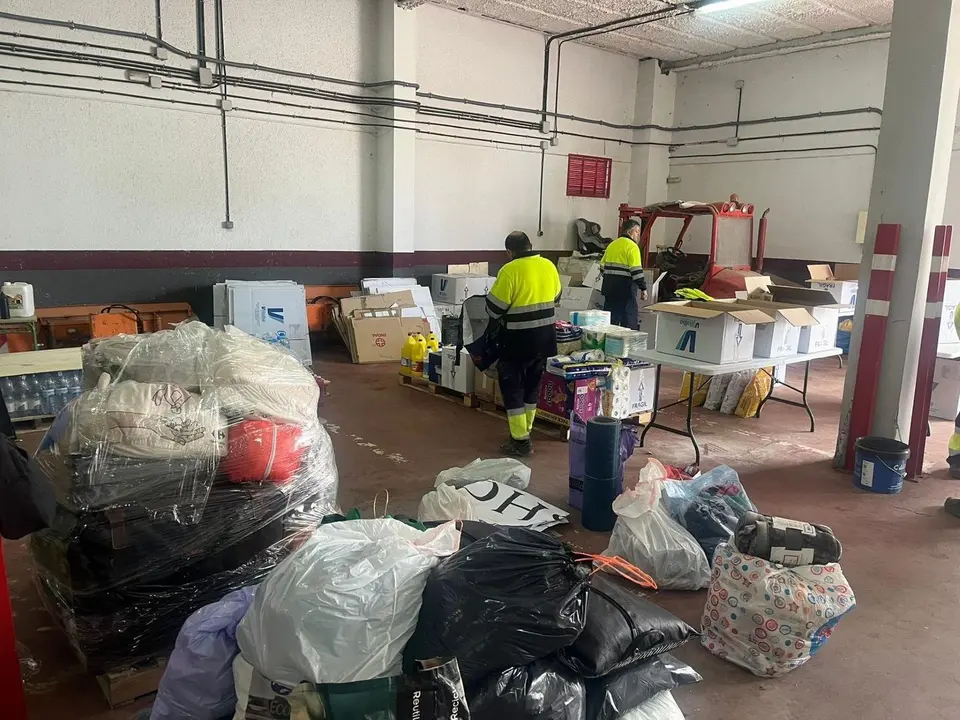 Imagen del espacio habilitado para la recogida de materiales en Collado Villalba para ayudar a los afectados por la DANA en la Comunidad Valenciana.