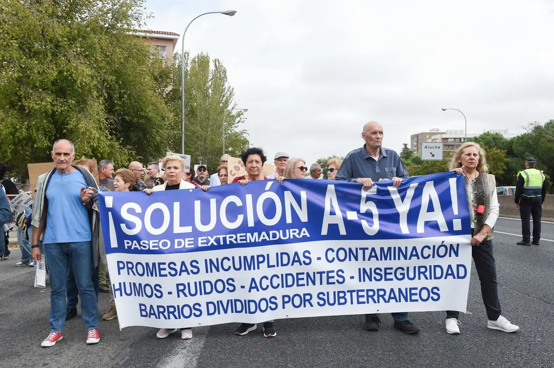 Varias personas durante una manifestaci&oacute;n para reclamar el soterramiento de la A-5.