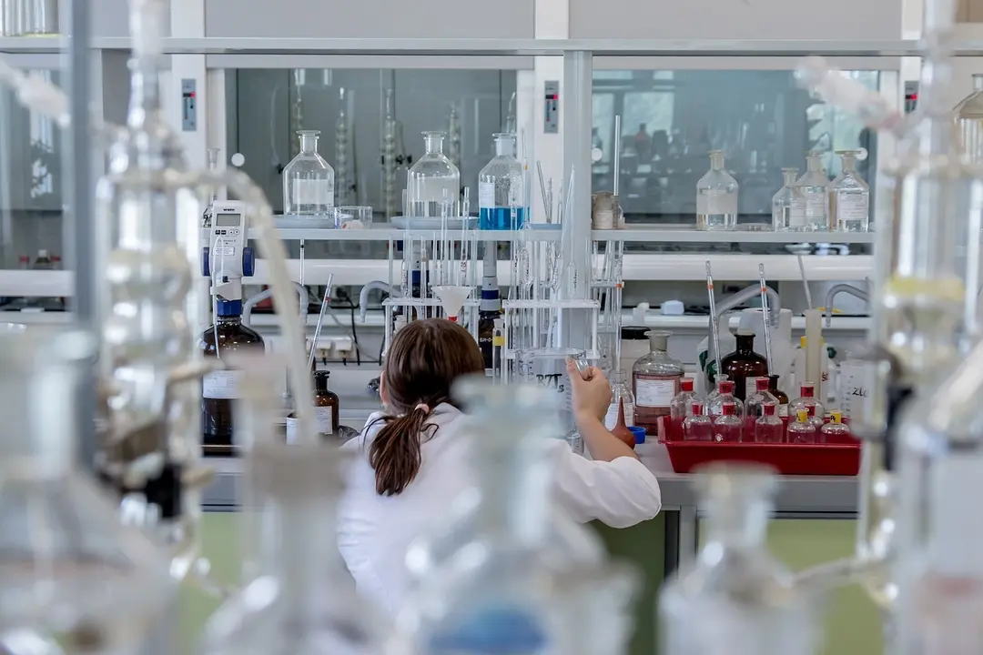 Imagen de archivo de una mujer en un laboratorio.