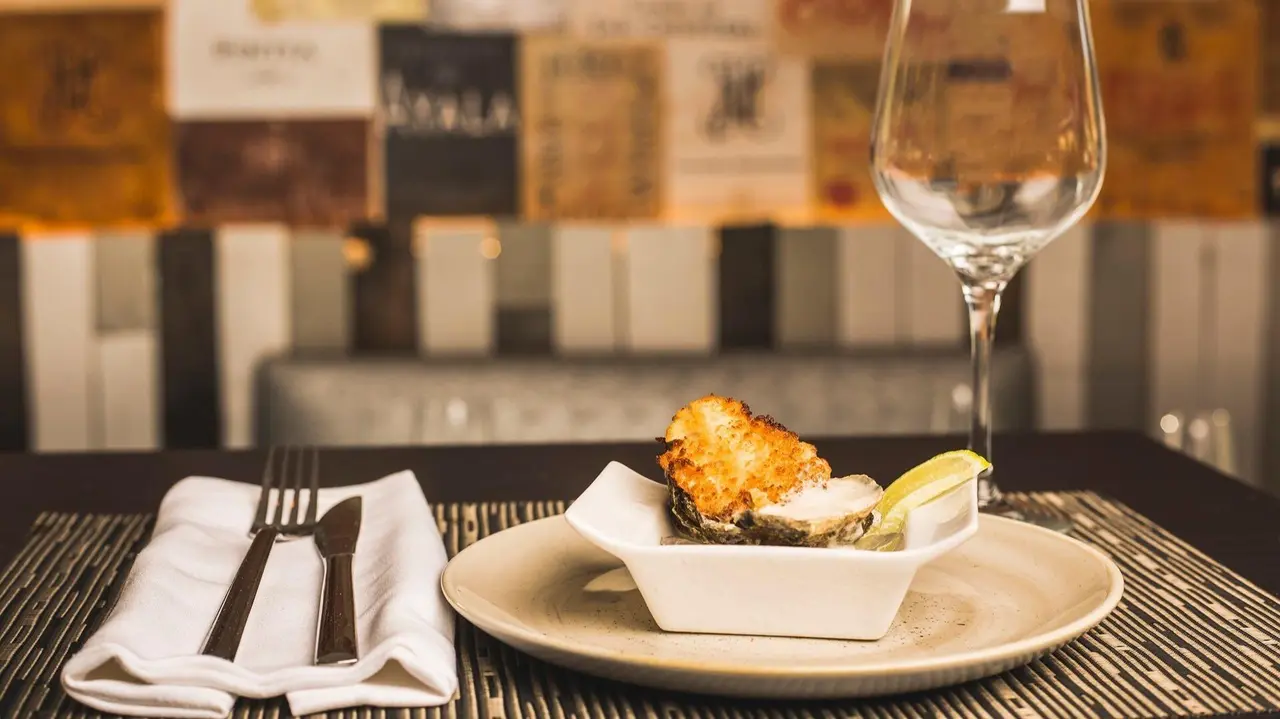 Tapa y copa de vino
