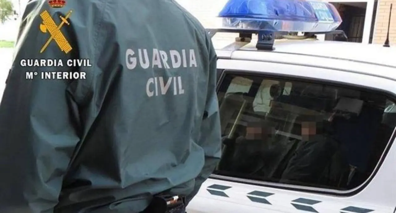Agente de la Guardia Civil de espaldas