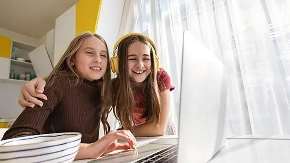 Dos ni&ntilde;as utilizando un ordenador
