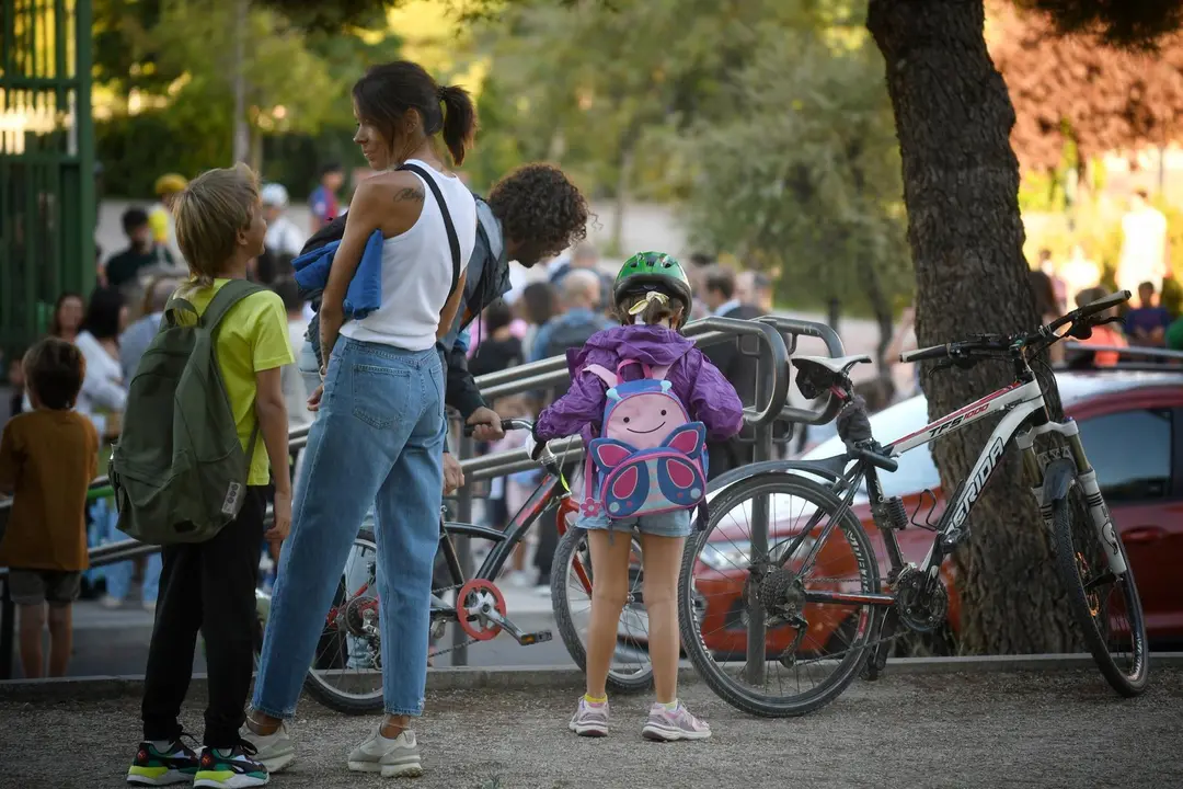 Ni&ntilde;os llegan al colegio.