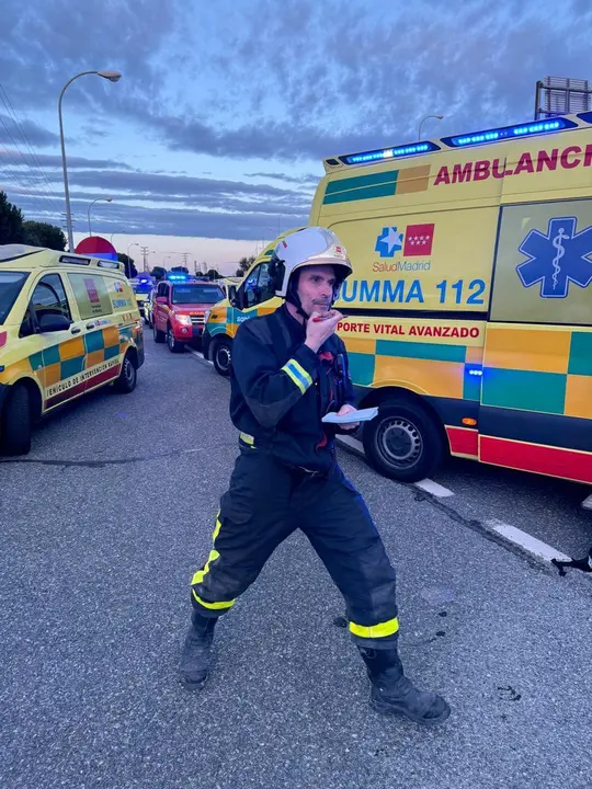 Imagen de un trabajador de emergencias en el lugar del accidente.