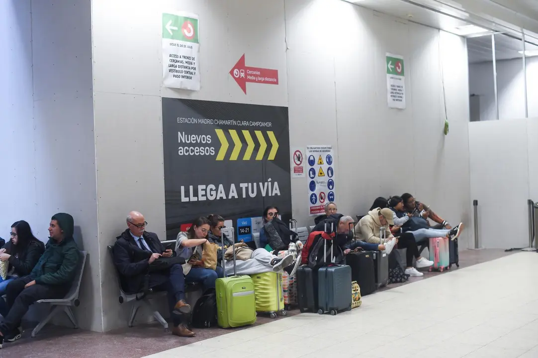 Varias personas con maletas en la estaci&oacute;n de tren de Chamart&iacute;n, a 30 de octubre de 2024, en Madrid (Espa&ntilde;a).