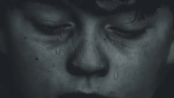 Imagen de un menor llorando