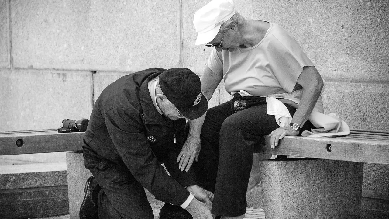 Una pareja de personas mayores.