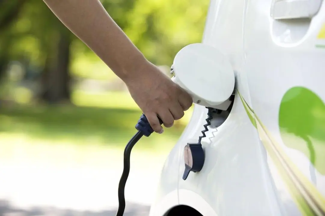 Recarga de un coche el&eacute;ctrico.