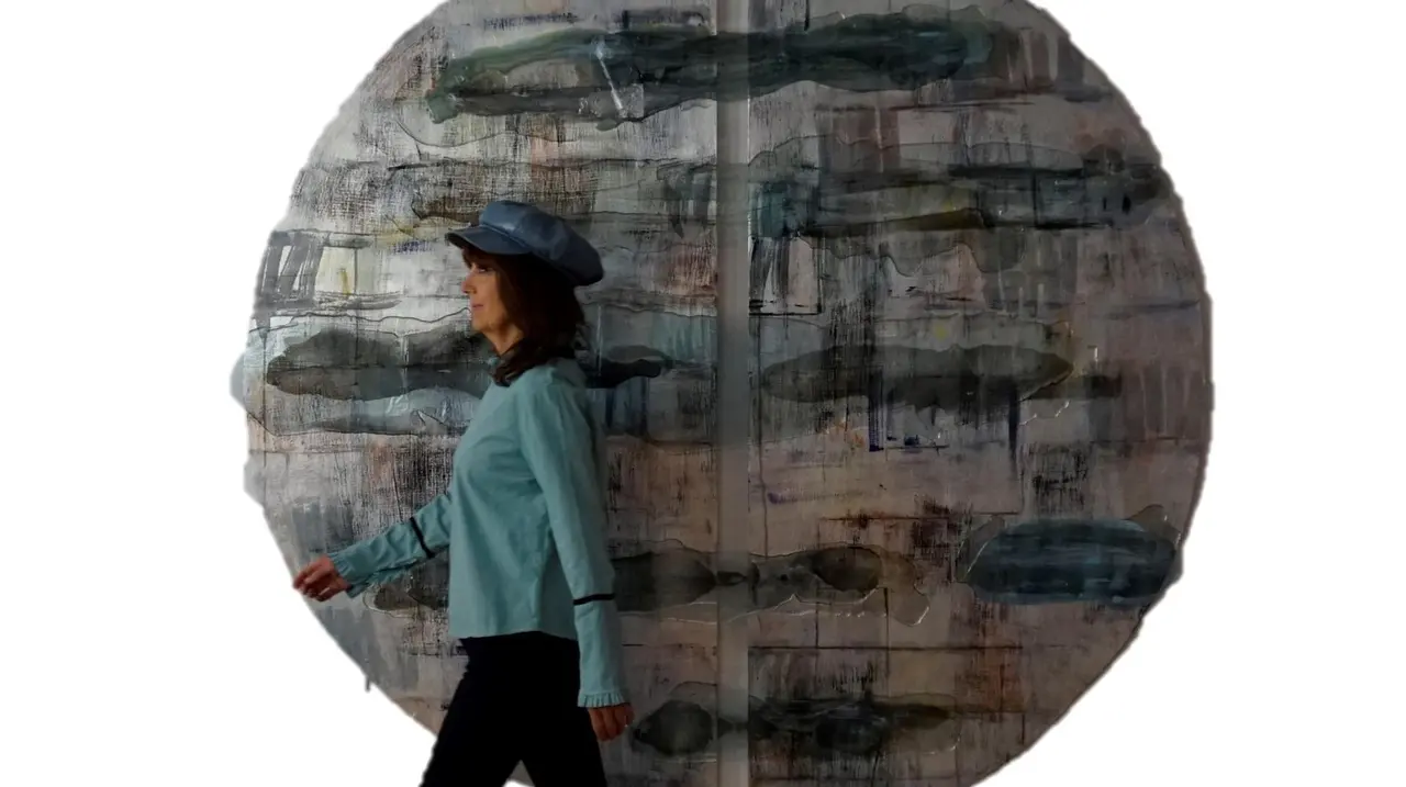 Isabel de la O junto a una de sus obras.