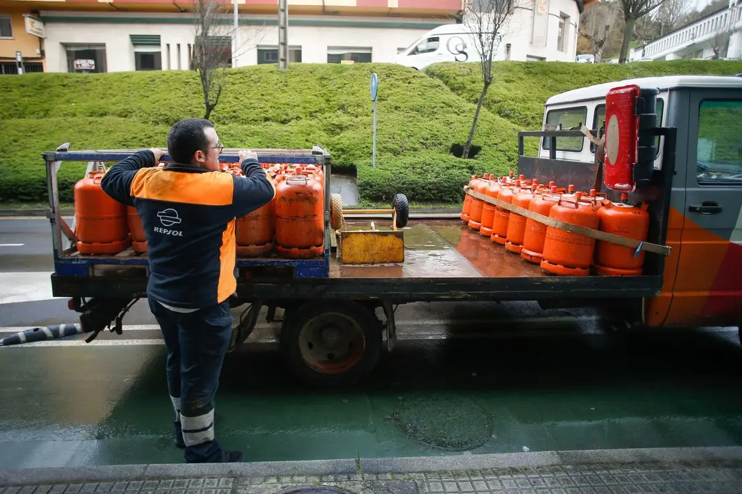 Lugo. Sube un 5% la bombona de butano tras encadenar varios bimestres de bajadas. En la imagen, un trabajador reparte bombonas de butano por la ciudad de Lugo, en la tarde del martes 21 de noviembre