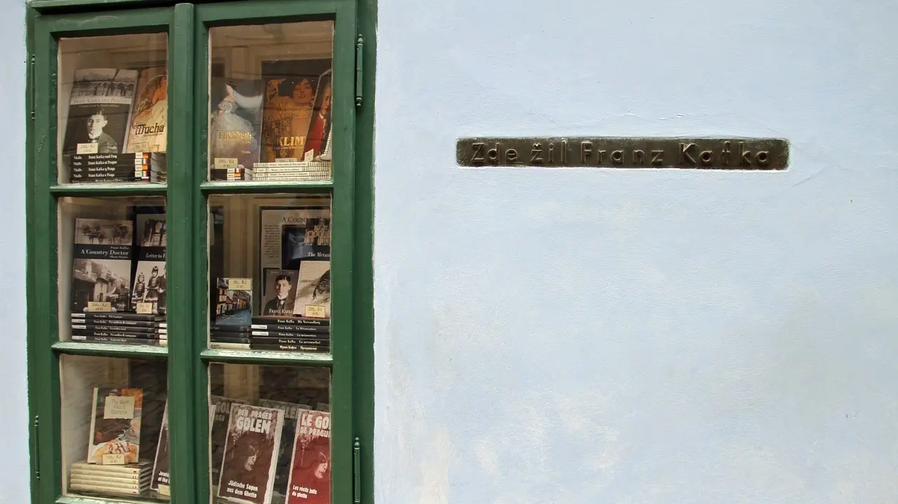 Escaparate de librer&iacute;a con obras de Kafka.
