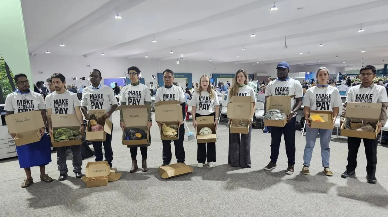 Representantes de Greenpeace Espa&ntilde;a en el lobby de la COP29.