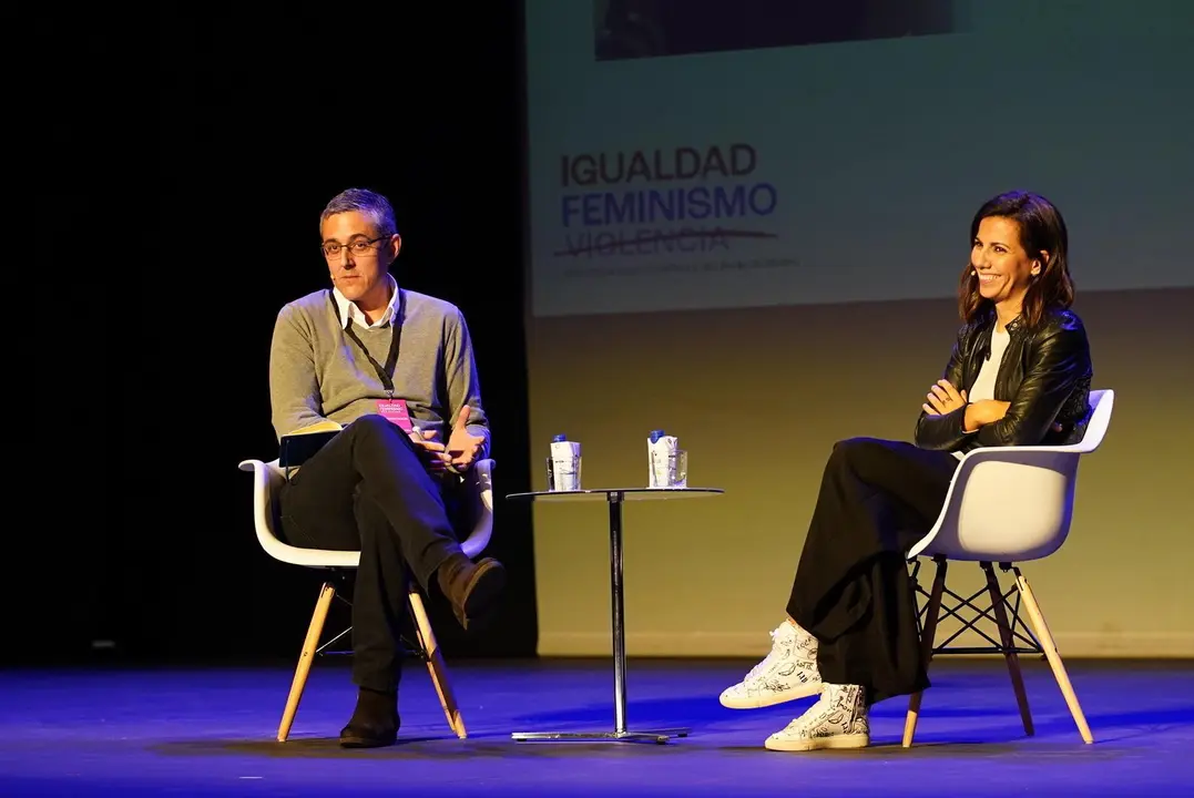 Ana Pastor y Eduardo Madina en la conferencia 'Desinformaci&oacute;n y violencia de g&eacute;nero: el debate contra el nuevo autoritarismo de las mentiras', organizada por el Ayuntamiento de Alcorc&oacute;n. Imagen cedida por la consultora Harmon.