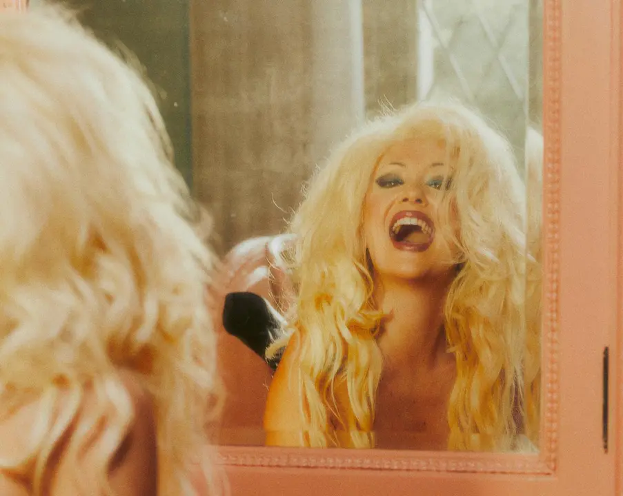 Rigoberta Bandini homenajea a Pamela Anderson en el segundo adelanto de su nuevo &aacute;lbum 'Jesucrista superstar'.