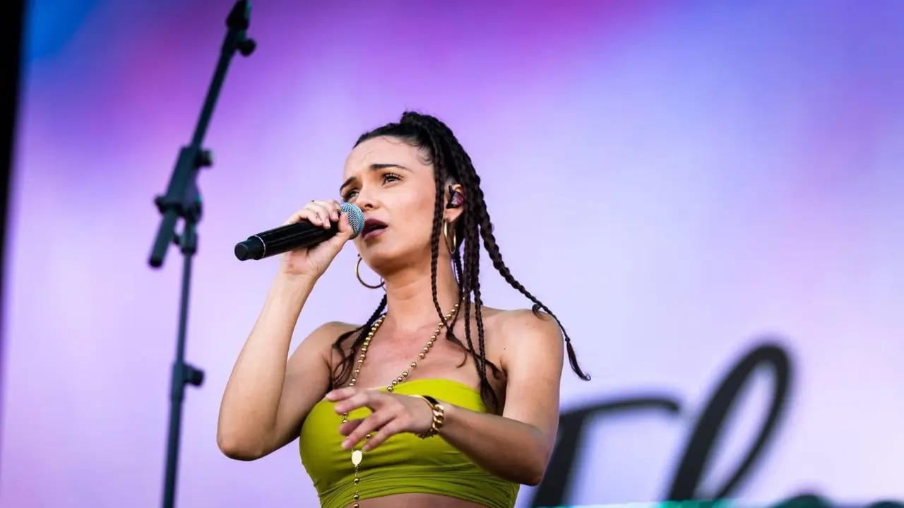 Elena Salguero cantando sobre el escenario.