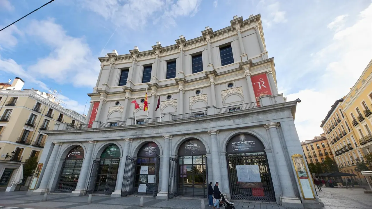 Vista de la fachada del Teatro Real.
