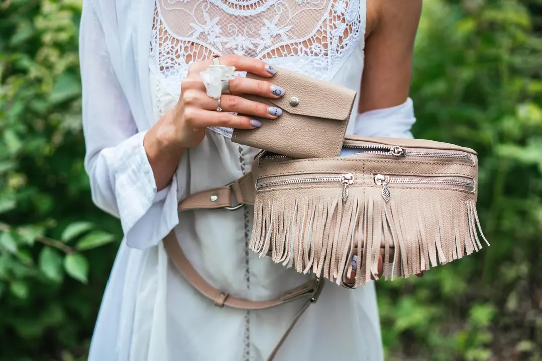 Imagen de archivo de un plano corto de una mujer con un bolso y cartera.