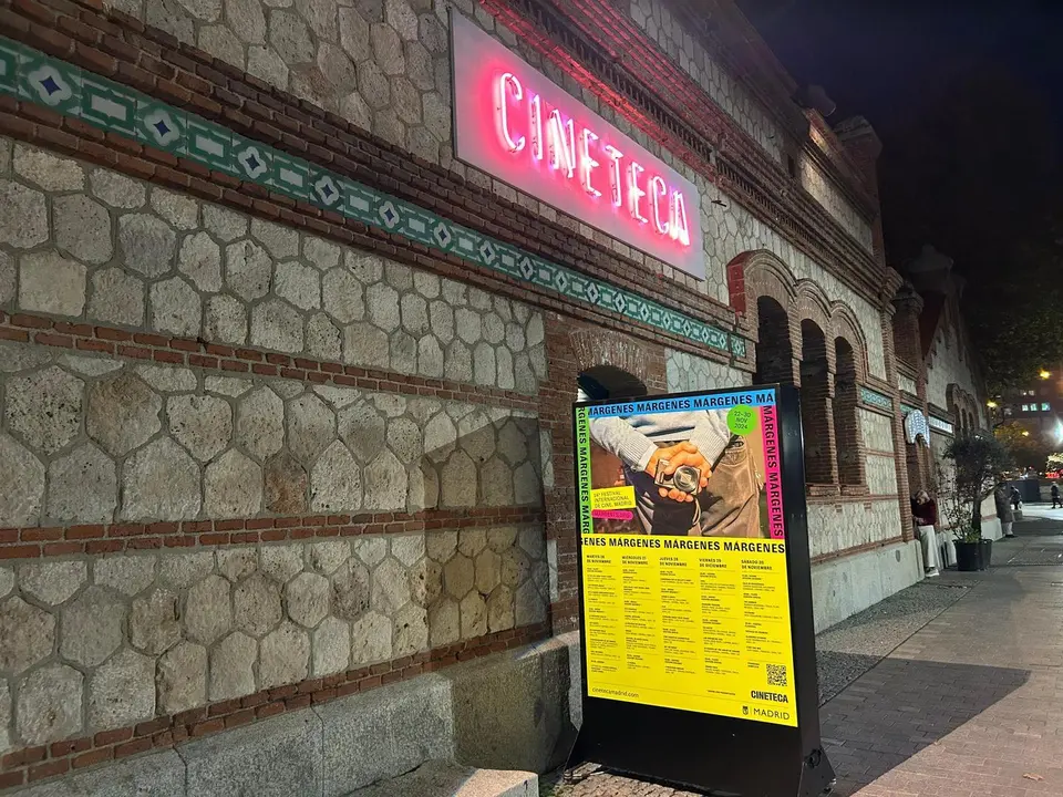 Imagen del exterior de la Cineteca de Matadero con el carel del Festival 'M&aacute;rgenes'.