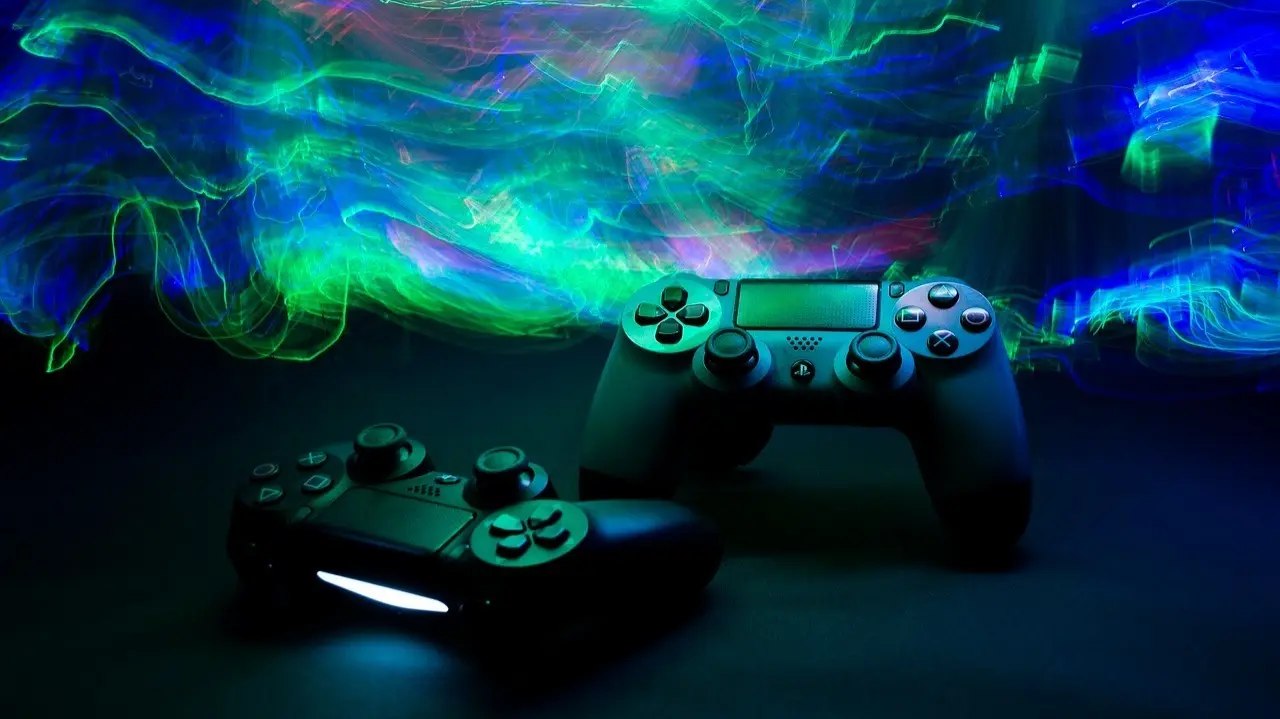 Dos mandos de playstation.
