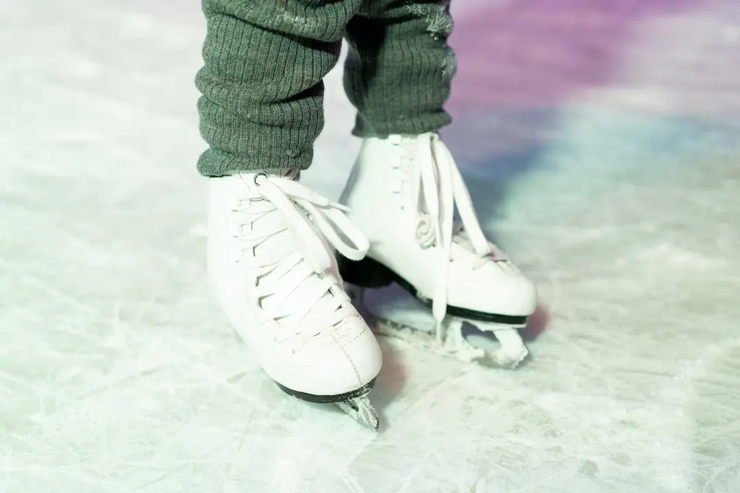 Imagen de archivo de unos patines sobre una pista de hielo.