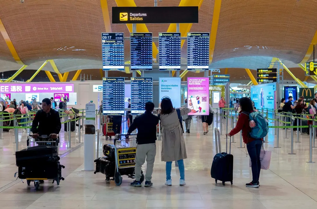 Imagen de archivo, varias personas en el aeropuerto.