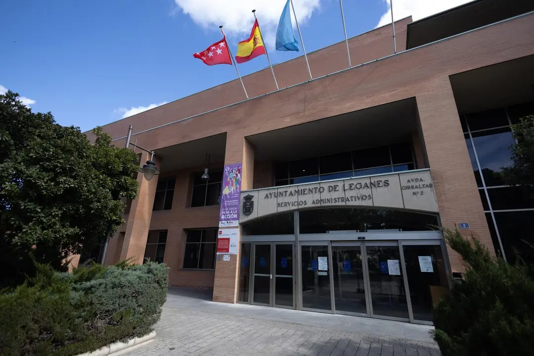 Fachada del Ayuntamiento de Legan&eacute;s.