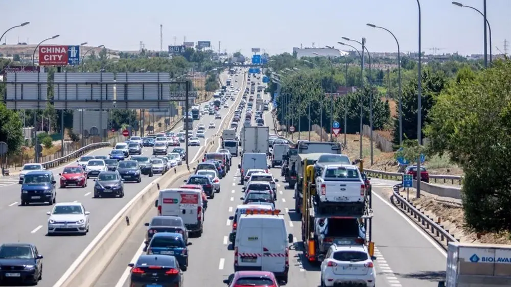 Carretera con tr&aacute;fico.