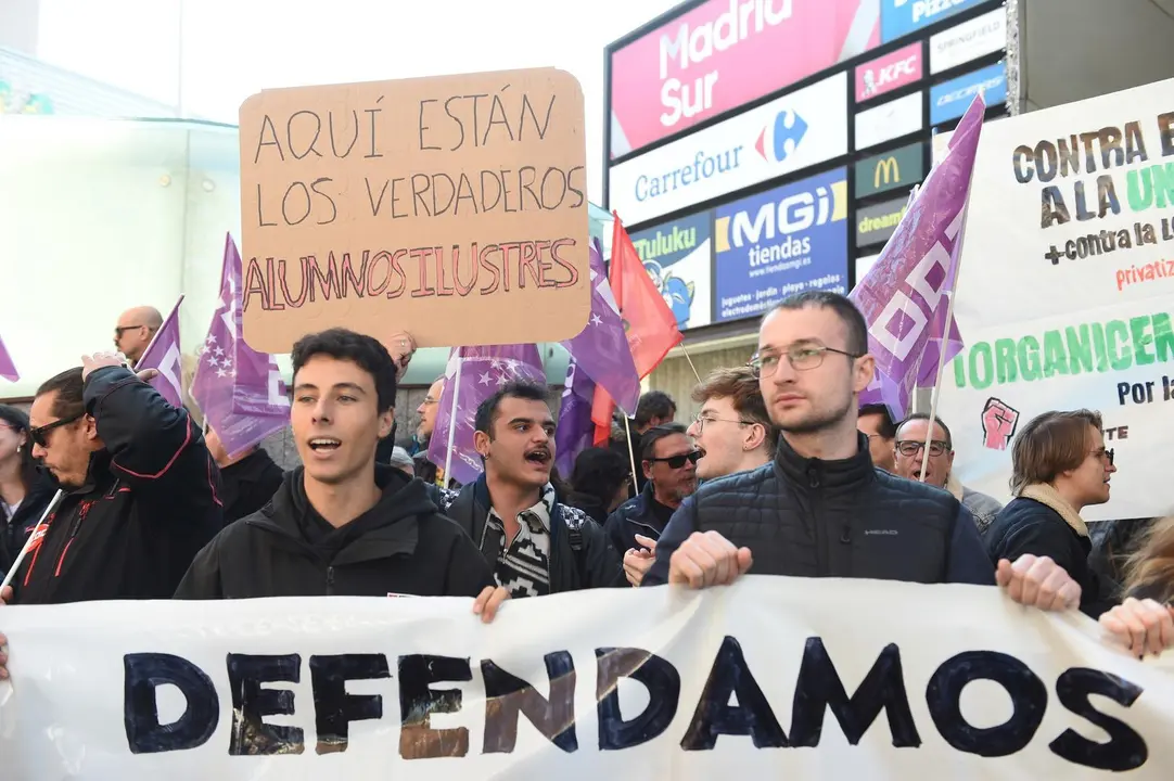 Protestas por la educaci&oacute;n p&uacute;blica en la puerta de la Asamblea de Madrid, durante un pleno en la Asamblea de Madrid, a 5 de diciembre de 2024, en Madrid (Espa&ntilde;a).