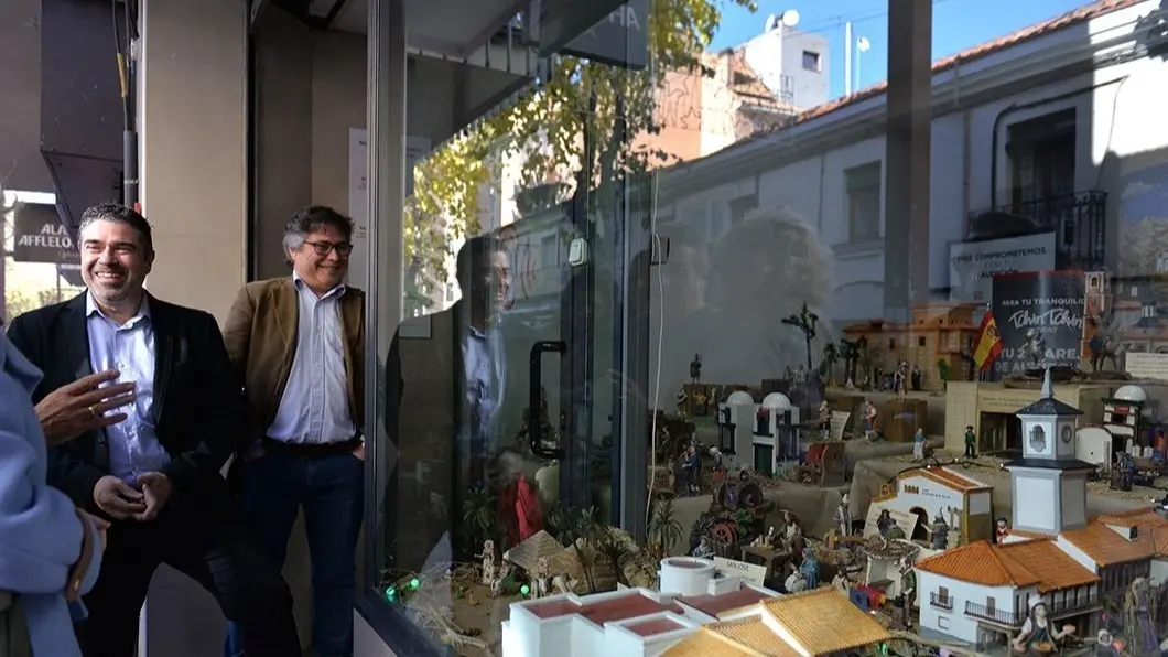 El alcalde David Conde junto a un escaparate con un Bel&eacute;n.