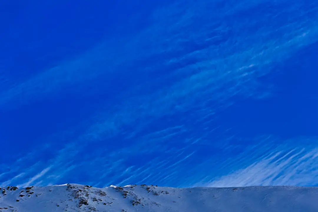 Imagen de archivo. Monta&ntilde;as nevadas con un cielo azul.