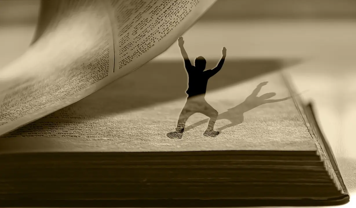Un libro con un peque&ntilde;o ni&ntilde;o dentro.