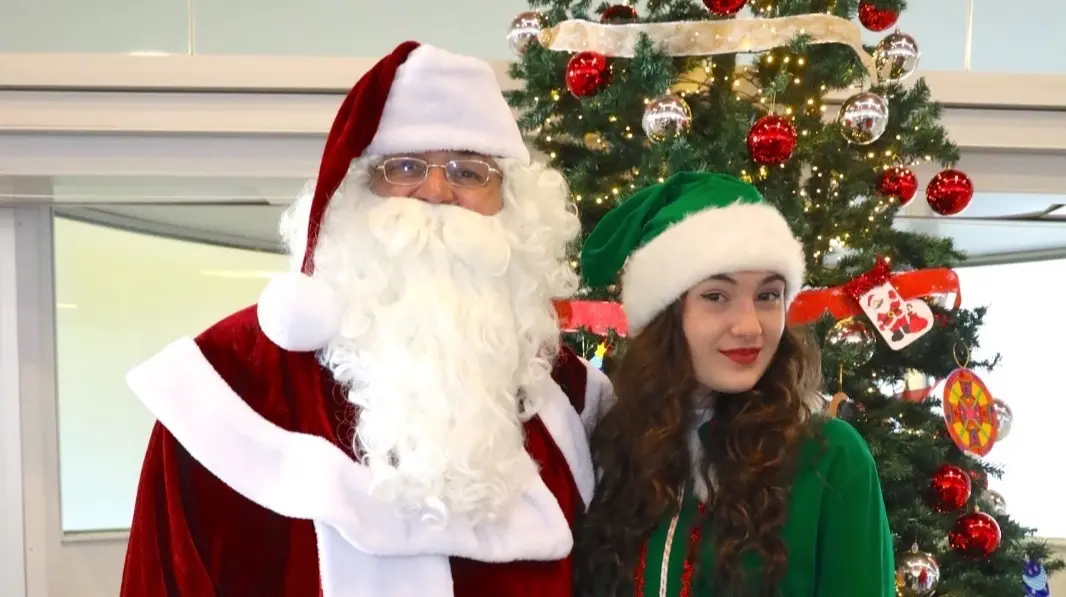 Pap&aacute; Noel junto a uno de sus pajes.