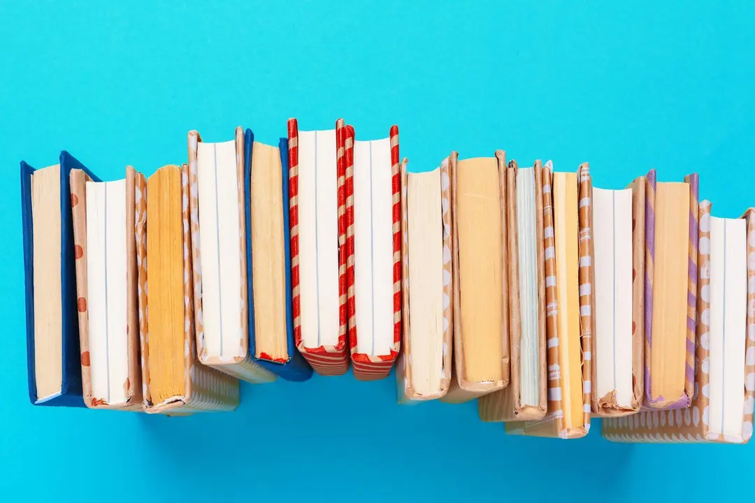 Imagen de archivo de libros sobre fondo azul.