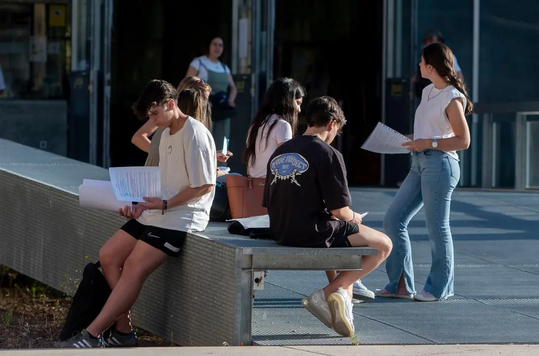 Imagen de archivo estudiantes en la UCM.