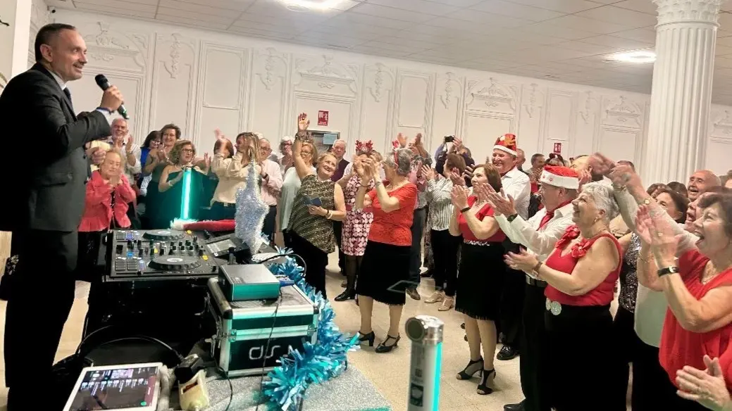 Personas mayores bailando.