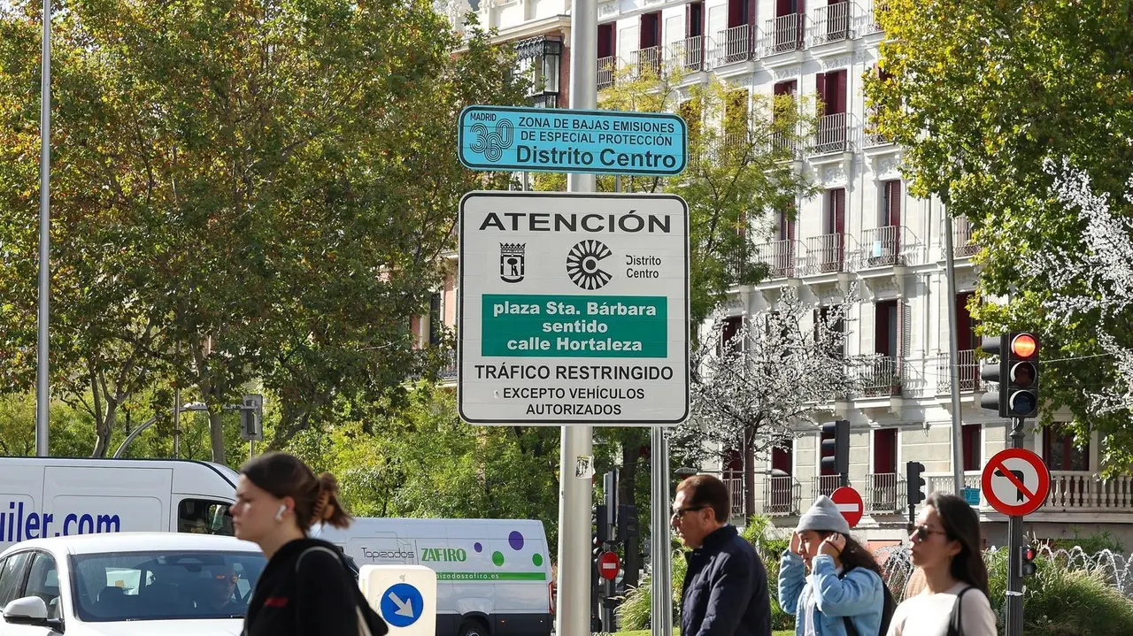 Un cartel marca la el Inicio de una Zona de Bajas Emisiones (ZBE). Imagen de archivo.