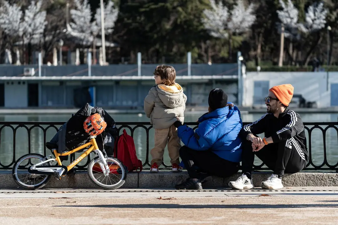 Imagen de archivo, varios ni&ntilde;os juegan con sus juguetes, en el Parque de El Retiro.