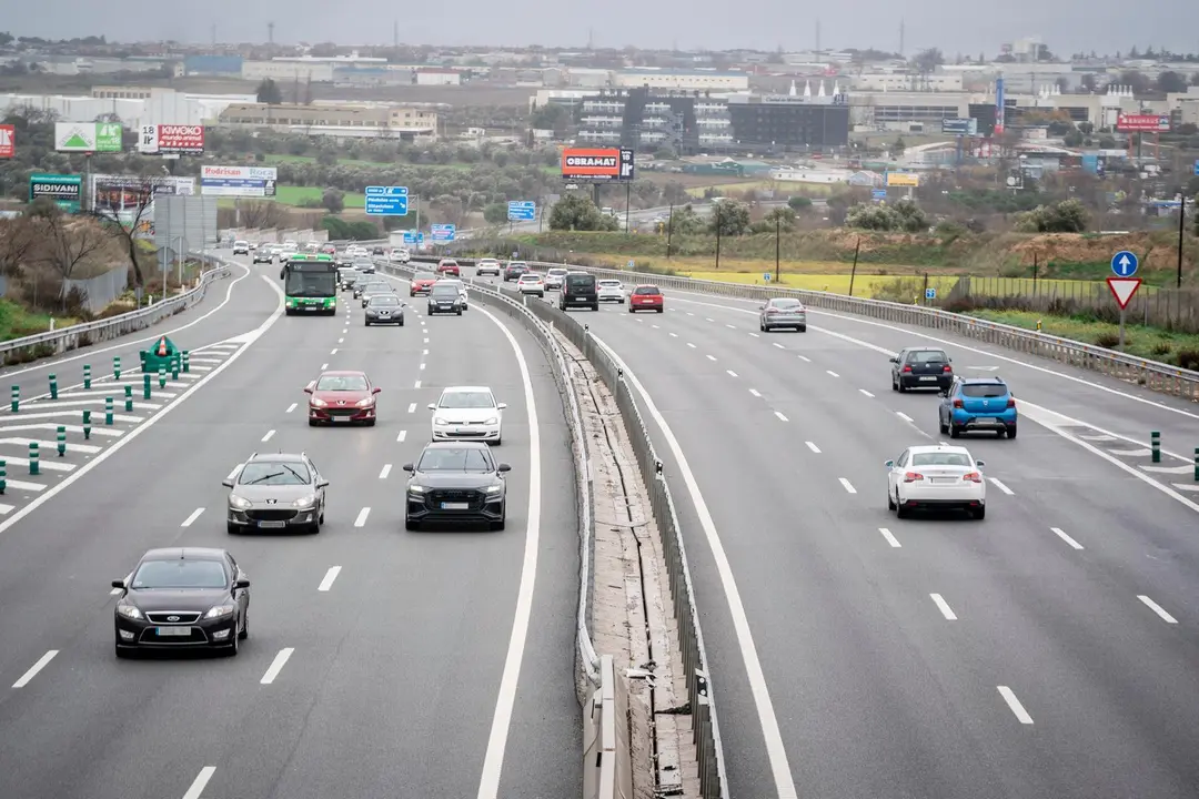 Imagen de archivo. Varios coches circulan por la autov&iacute;a del Suroeste, A-5, a 8 de enero de 2023, en Madrid (Espa&ntilde;a). En el dispositivo de tr&aacute;fico para la tercera y &uacute;ltima fase de la operaci&oacute;n especial de la Direcci&oacute;n General de Tr&aacute;fico.