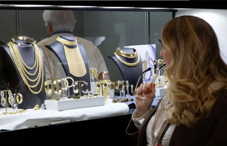 Mujer mirando un escaparte con joyas imagen de la p&aacute;gina web oficial de 'Madridjoya'.