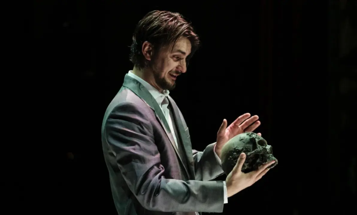 El actor Vlad Udrescu como Hamlet durante un momento de la representaci&oacute;n.