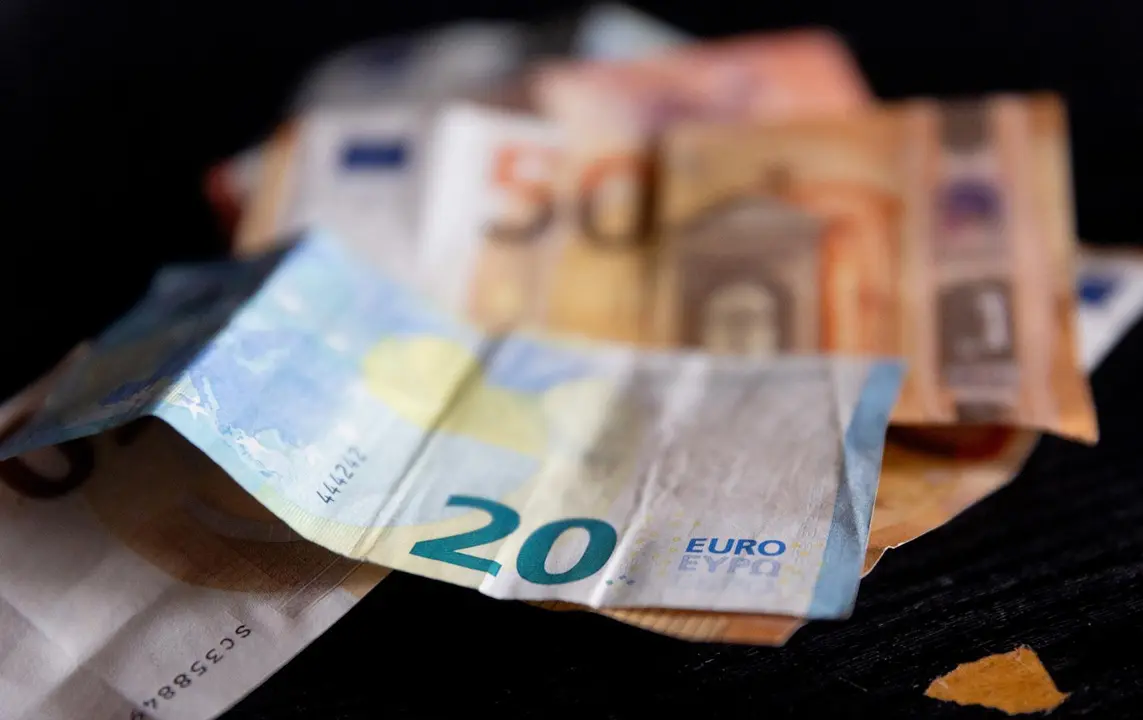Varios billetes.
