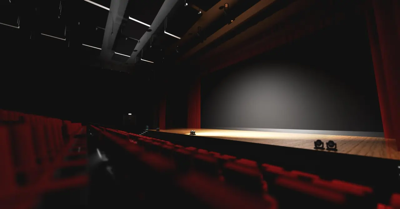 Teatro con escenario vac&iacute;o en el centro de atenci&oacute;n. Cortina y asientos rojos del teatro. Imagen de archivo.