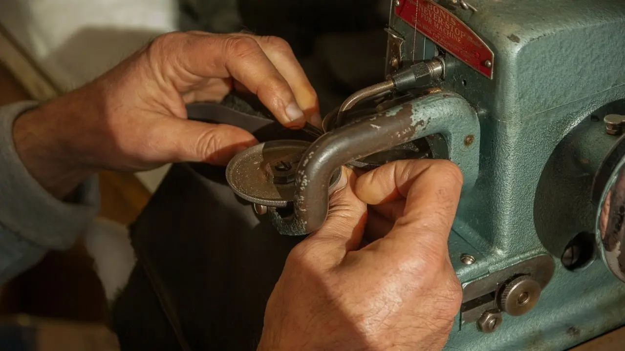 Artesano trabajando el cuero.