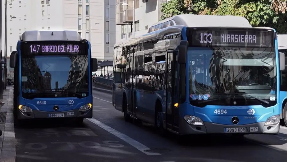 Dos autobuses de la EMT circulando.