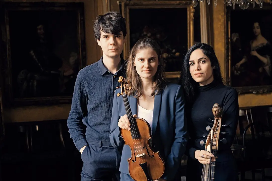El tr&iacute;o de m&uacute;sicos que interpreta el proyecto de Destin&eacute;es. // &copy;Jean-Baptiste Millot.
