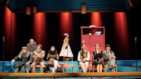 Elenco de La dama duende durante un momento de la representaci&oacute;n. Imagen de Javier Naval.