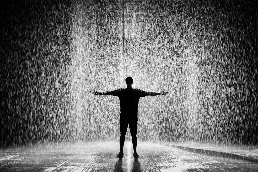 Hombre bajo la lluvia.