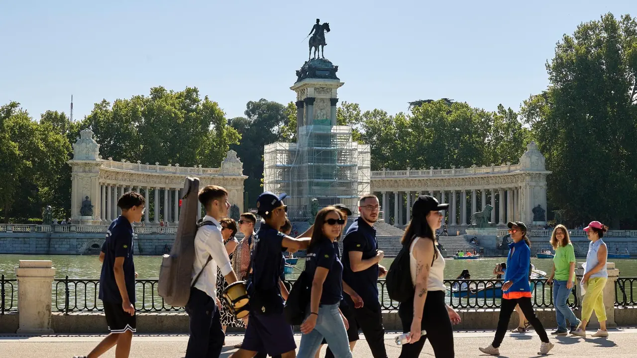 Grupo de personas paseando por el Retiro.