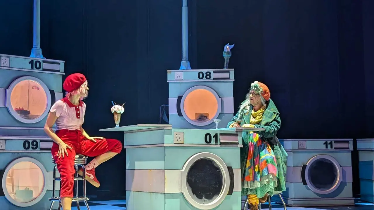 Momento de la representaci&oacute;n de 'Caperucita en Manhattan', de Carmen Mart&iacute;n Gaite en Teatro de la Abad&iacute;a.