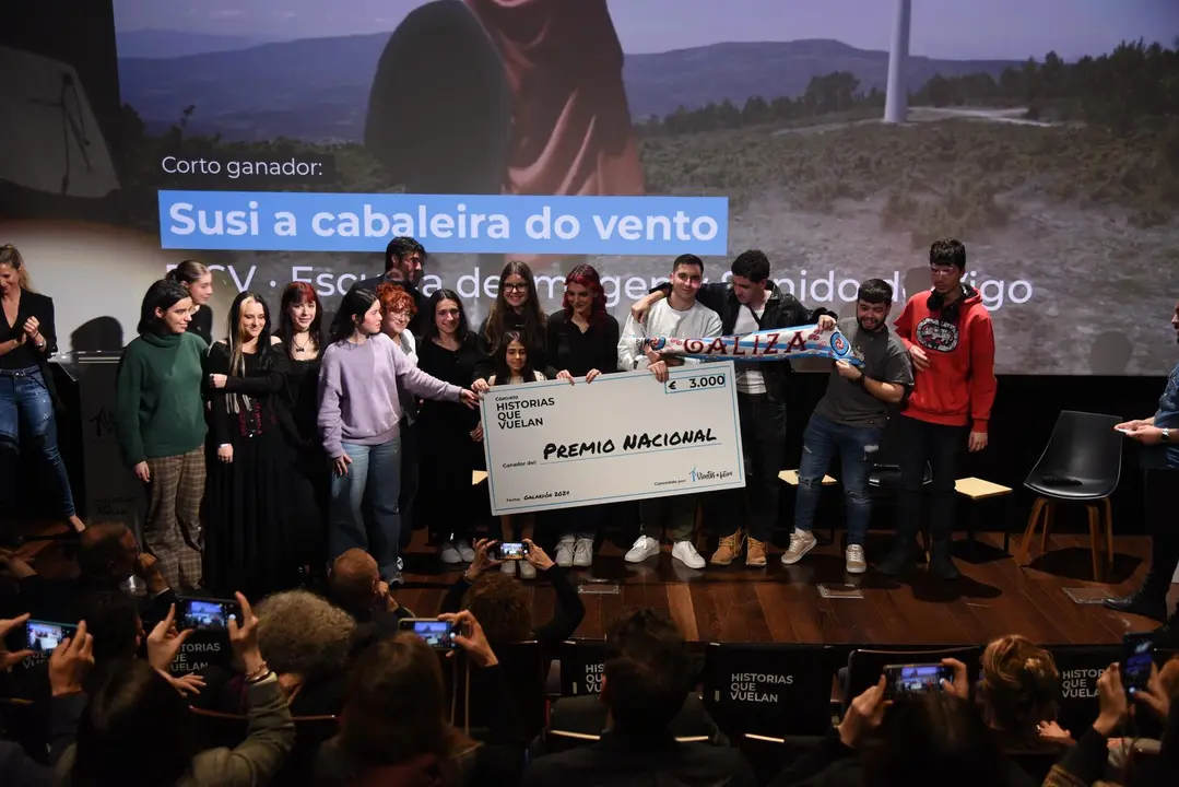 Estudiantes recibiendo la menci&oacute;n.